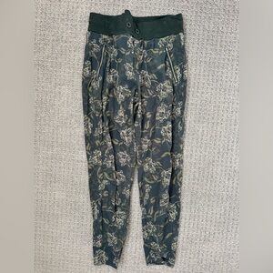 Athleta Trekkie Jogger, green floral print, size 10
